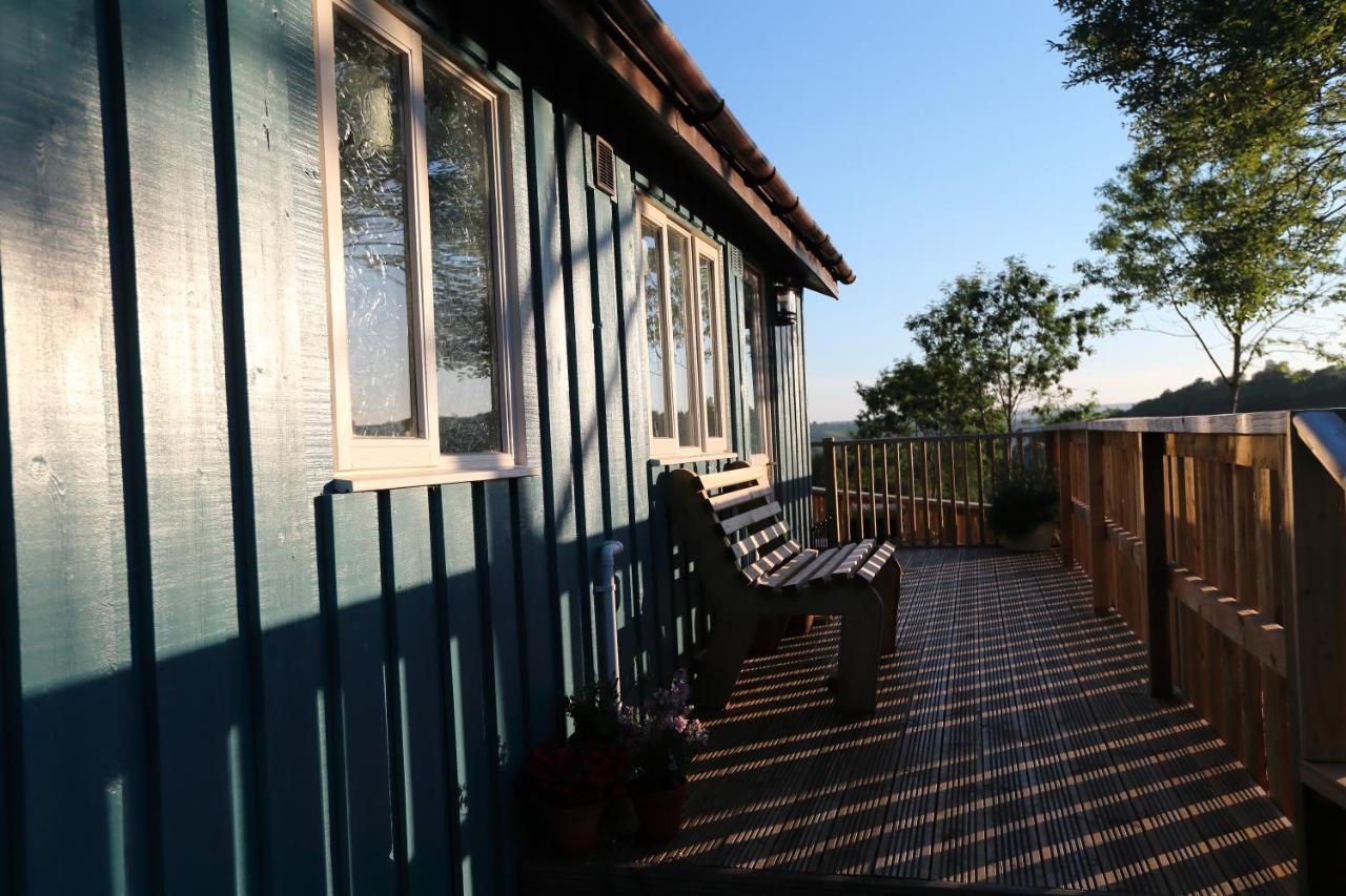 Upper Gelli Luxury Lodge, Converted Dairy & Cosy Shepherds Huts * Welshpool