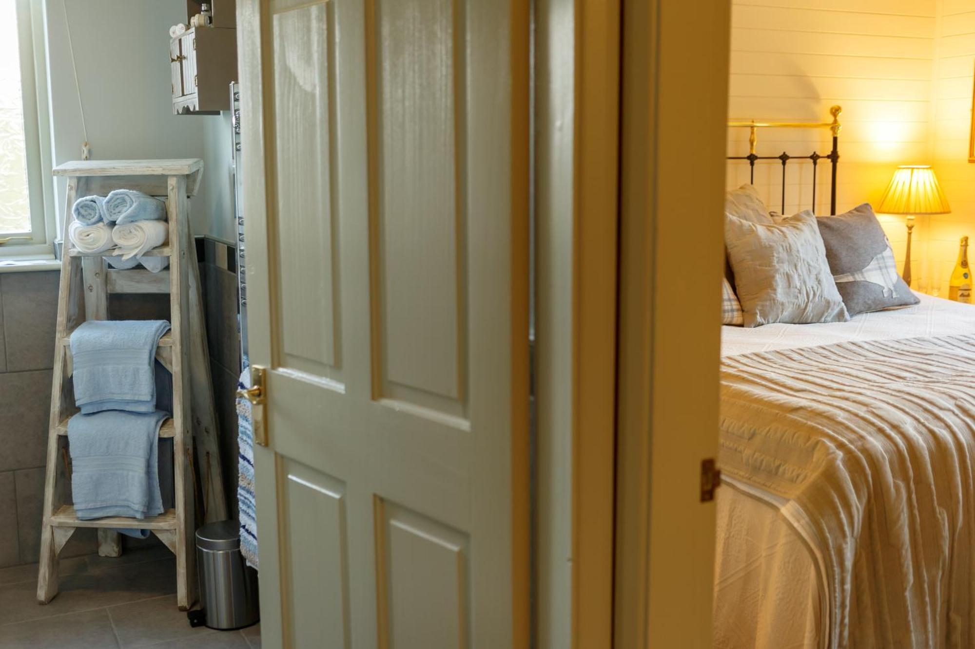 Upper Gelli Luxury Lodge, Converted Dairy & Cosy Shepherds Huts Holiday home