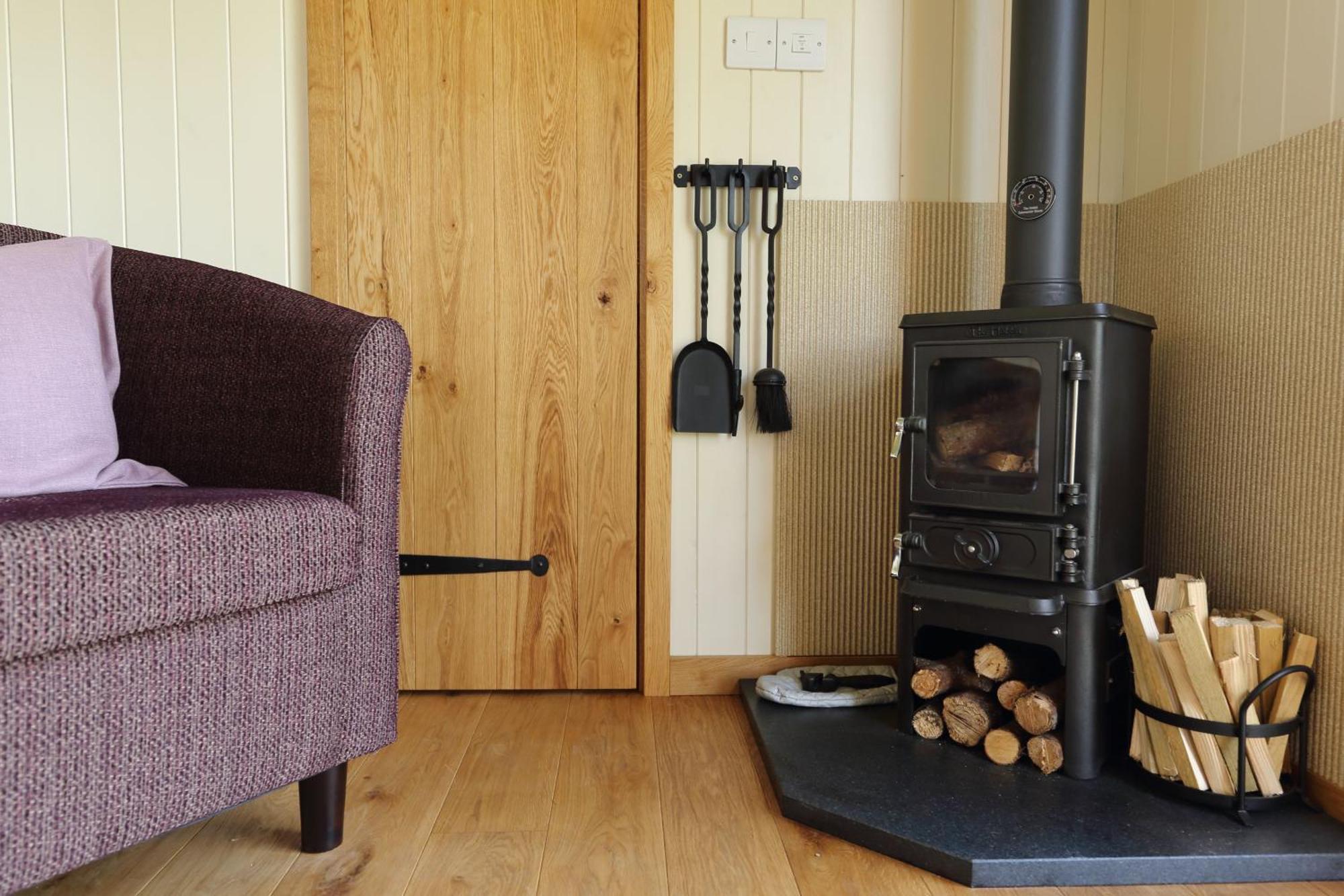 Upper Gelli Luxury Lodge, Converted Dairy & Cosy Shepherds Huts * Welshpool